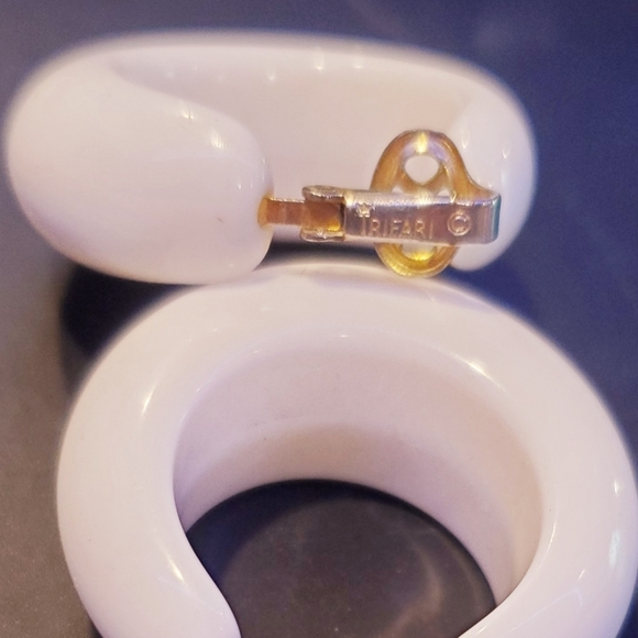 Vintage signed Trifari Crown Clip on Earrings. - Picture 3 of 7